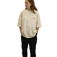 Modella indossa t-shirt Blackjack panna con disegno diavoletti vista di fronte.