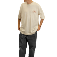 Modello indossa t-shirt Blackjack panna con disegno diavoletti.