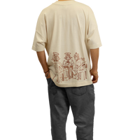 Modello indossa t-shirt Blackjack panna con disegno diavoletti visto dal retro.