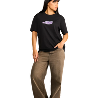 T-shirt nera con stampa spooky factory a forma di sigaretta indossata dalla modella.