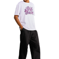 Modello che indossa la t-shirt “First Kiss” con stampa bubblegum sul davanti