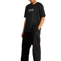 Modello che indossa la t-shirt “Goosebumps” con logo Spooky sul davanti