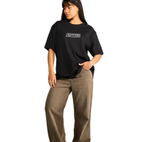 Modella che indossa la t-shirt “Goosebumps” con logo Spooky sul davanti