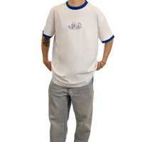 Modello indossa T-shirt bianca unisex con stampa blu di diavoletta pizzaiola