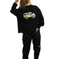 Long sleeve nera unisex Spooky Factory con stampa camioncino in fiamme e graffito Spooky, indossata dalla modella vista dal retro.