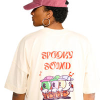 dettaglio sul retro della t-shirt sound of spooky indossata dal modello