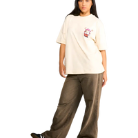 t-shirt sound of spooky indossata dalla modella