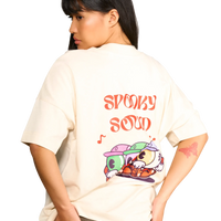 dettaglio della t-shirt sound of spooky indossata dalla modella