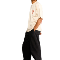 T-shirt panna unisex con stampa tazza di caffè che cammina, Spooky Factory indossata dal modello vista di lato.