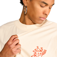 dettaglio della T-shirt panna unisex con stampa tazza di caffè che cammina, Spooky Factory indossata dal modello.