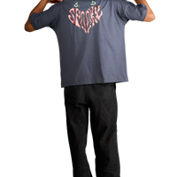 Modello indossa t-shirt nera con diavoletta sul petto e scritta a forma di cuore sul retro – Spooky Factory - vista dal retro