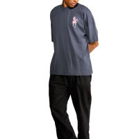 Modello indossa t-shirt nera con diavoletta sul petto e scritta a forma di cuore sul retro – Spooky Factory - visto di lato