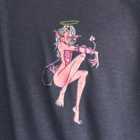 dettaglio della t-shirt nera con diavoletta sul petto e scritta a forma di cuore sul retro – Spooky Factory