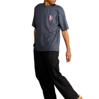 Modello indossa t-shirt nera con diavoletta sul petto e scritta a forma di cuore sul retro visto di lato