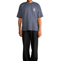 Modello indossa t-shirt nera con diavoletta sul petto e scritta a forma di cuore sul retro