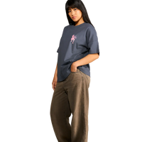 Modella indossa t-shirt nera con diavoletta sul petto e scritta a forma di cuore sul retro – Spooky Factory