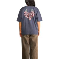 Modella indossa t-shirt nera con diavoletta sul petto e scritta a forma di cuore sul retro – Spooky Factory vista dal retro