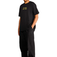 Maglietta unisex nera con fotografia urbana stampata sul petto indossata dal modello