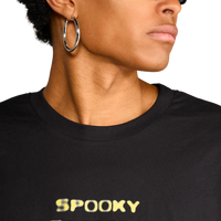 dettaglio della Maglietta unisex nera con fotografia urbana stampata sul petto indossata dal modello