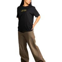 Maglietta unisex nera con fotografia urbana stampata sul petto indossata dalla modella