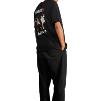 T-shirt nera con stampa sul retro di satiri che ballano indossata dal modello vista dal retro.