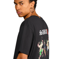 dettaglio della T-shirt nera con stampa sul retro di satiri che ballano indossata dal modello.