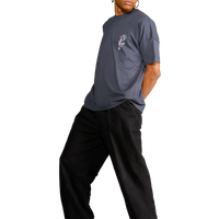 t-shirt unisex con stampa ombrello yokai giapponese indossata dal modello visto di lato.