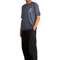 t-shirt unisex con stampa ombrello yokai giapponese indossata dal modello.