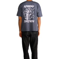 t-shirt unisex con stampa ombrello yokai giapponese indossata dal modello visto dal retro.