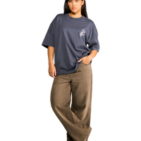 t-shirt unisex con stampa ombrello yokai giapponese indossata dalla modella.