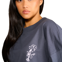 dettaglio della t-shirt unisex con stampa ombrello yokai giapponese indossata dalla modella.