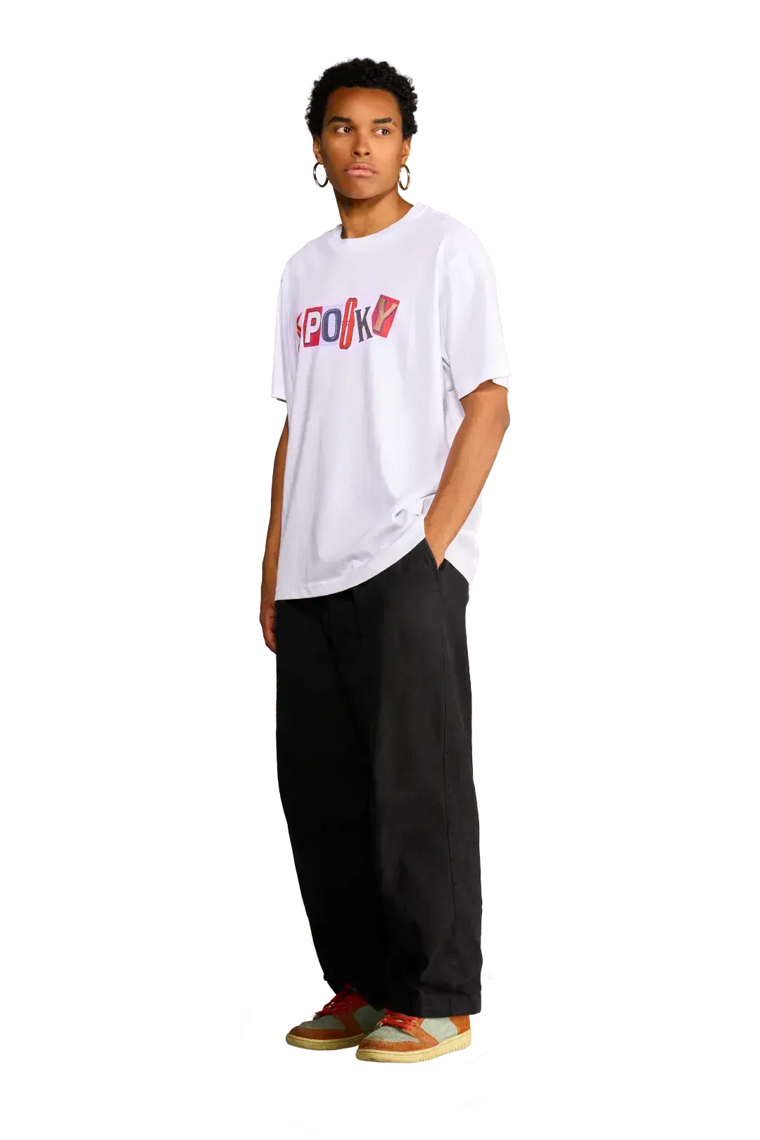 T-shirt bianca unisex Spooky Factory con stampa birra vintage indossata dal modello a figura intera