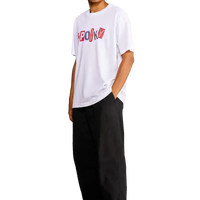 T-shirt bianca unisex Spooky Factory con stampa birra vintage indossata dal modello a figura intera