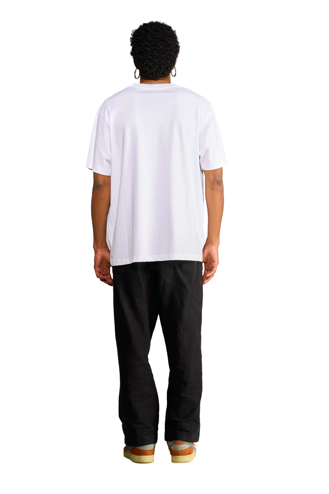 T-shirt bianca unisex Spooky Factory con stampa birra vintage indossata dal modello a figura intera visto dal retro