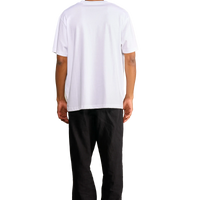 T-shirt bianca unisex Spooky Factory con stampa birra vintage indossata dal modello a figura intera visto dal retro