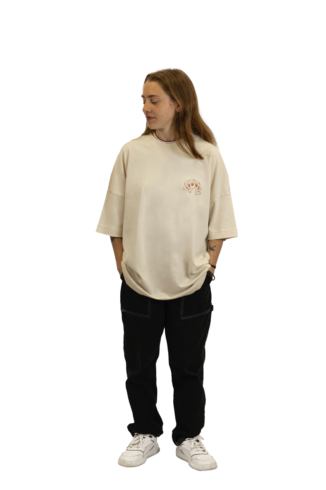 Modella indossa t-shirt Blackjack panna con disegno diavoletti vista di fronte.