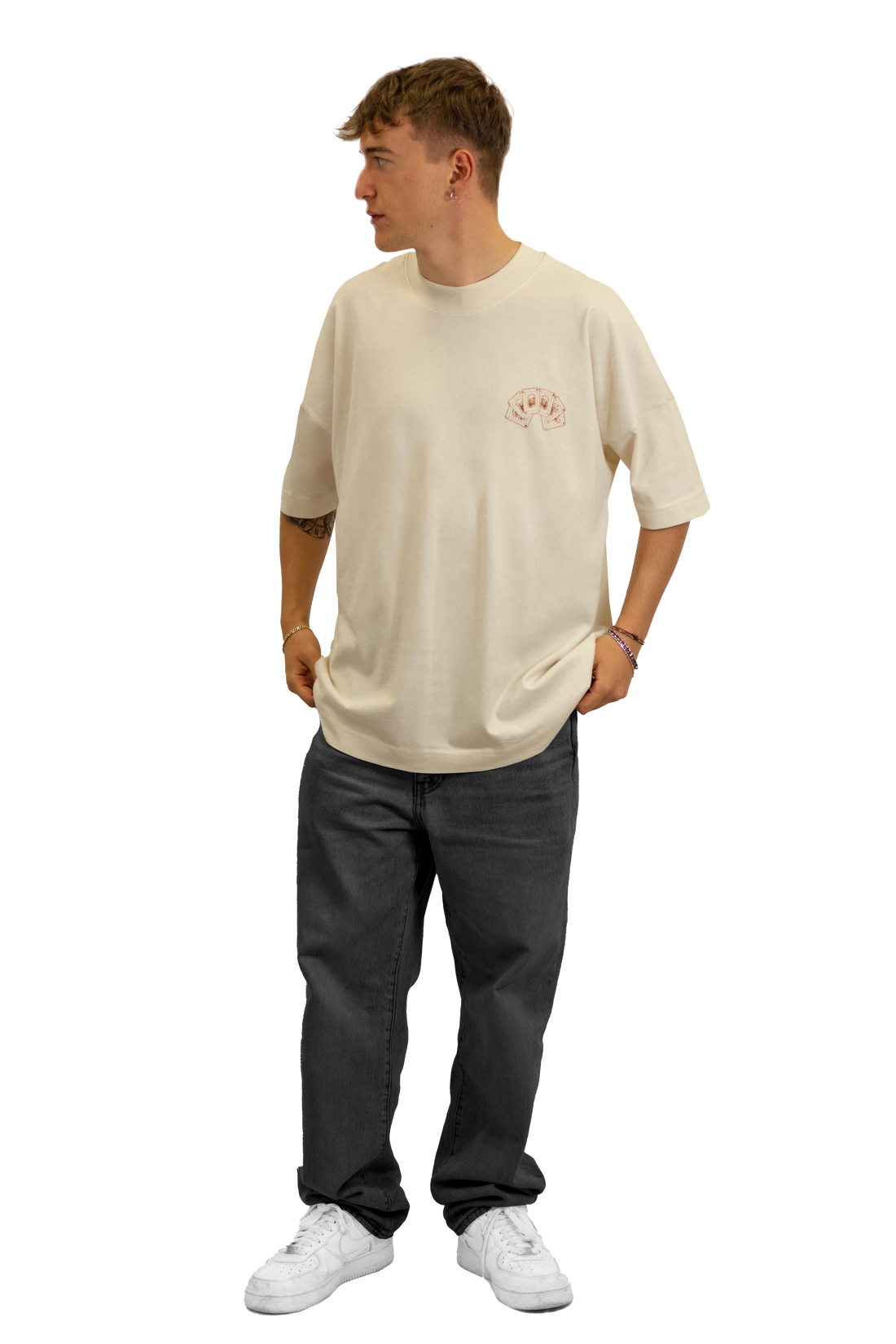 Modello indossa t-shirt Blackjack panna con disegno diavoletti.