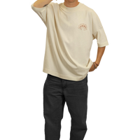 Modello indossa t-shirt Blackjack panna con disegno diavoletti visto di fronte.