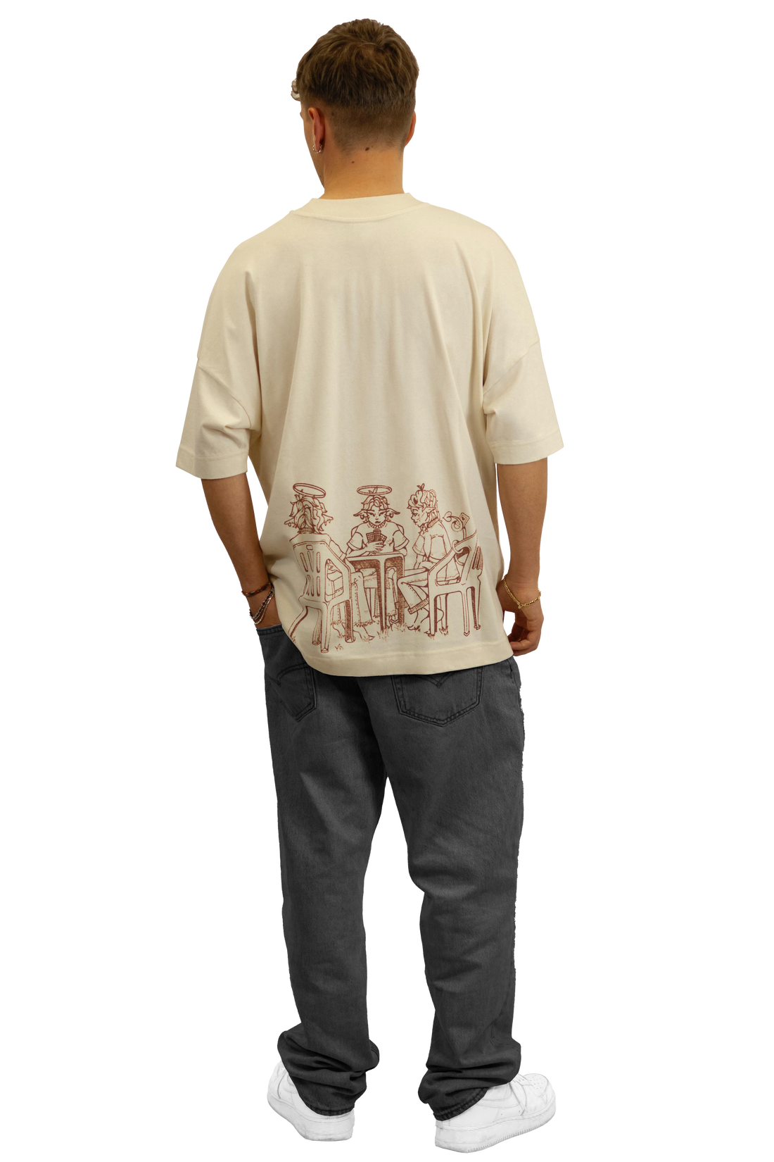 Modello indossa t-shirt Blackjack panna con disegno diavoletti visto dal retro.