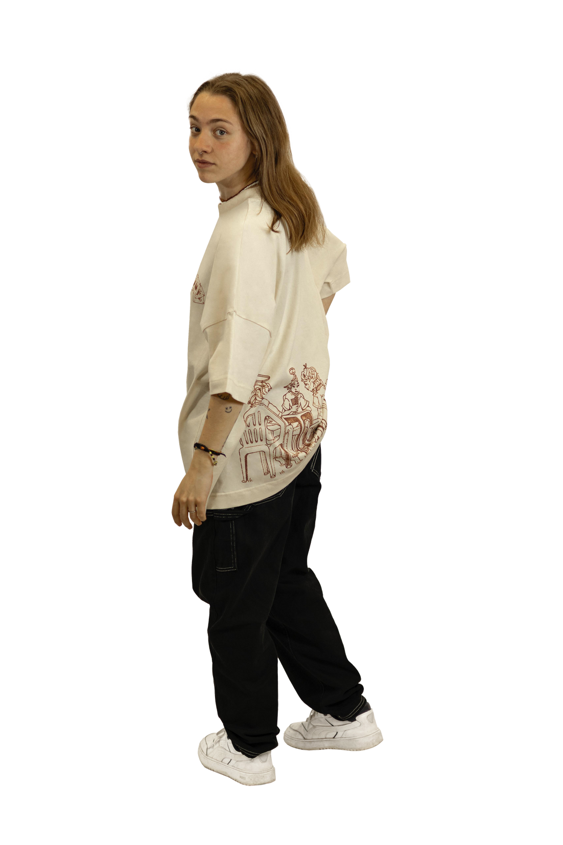 Modella indossa t-shirt Blackjack panna con disegno diavoletti