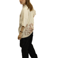 Modella indossa t-shirt Blackjack panna con disegno diavoletti