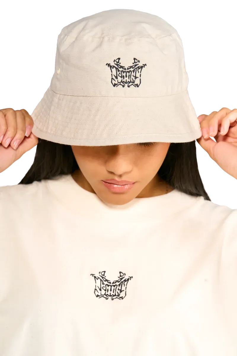 Chilling choppers bucket hat indossato dalla modella