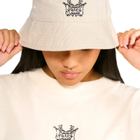 Chilling choppers bucket hat indossato dalla modella