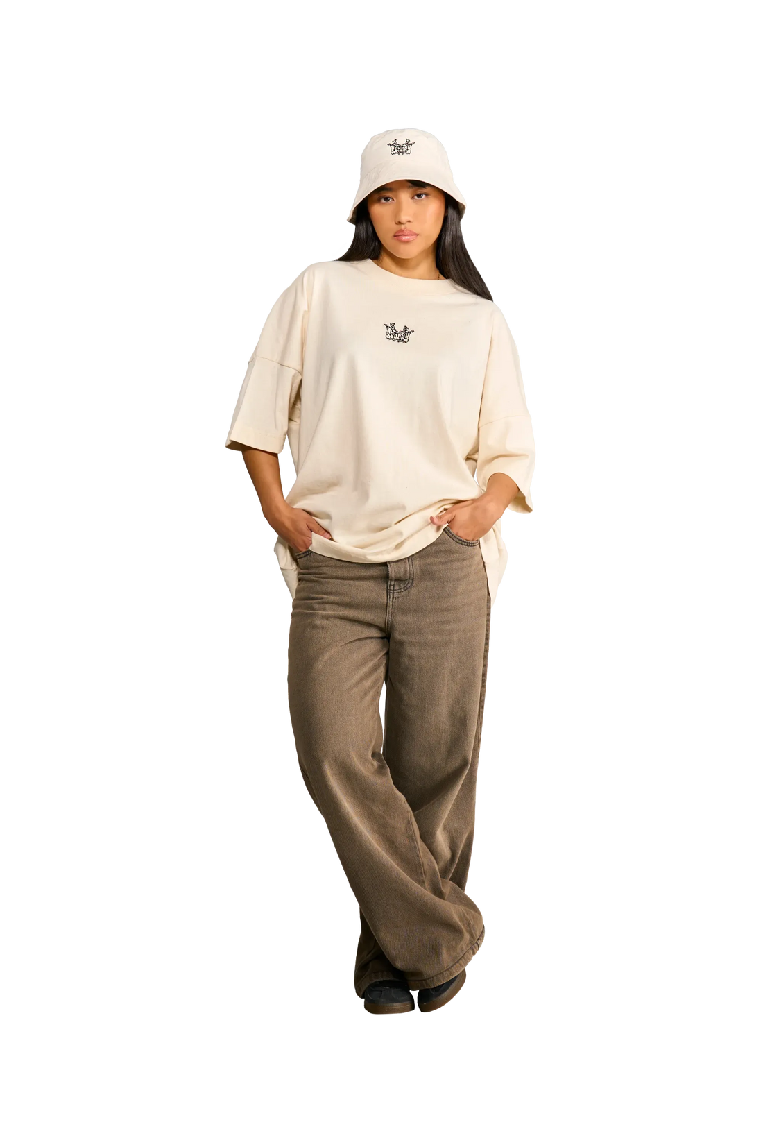 Chilling choppers bucket hat indossato dalla modella a figura intera.