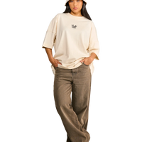 Chilling choppers bucket hat indossato dalla modella a figura intera.