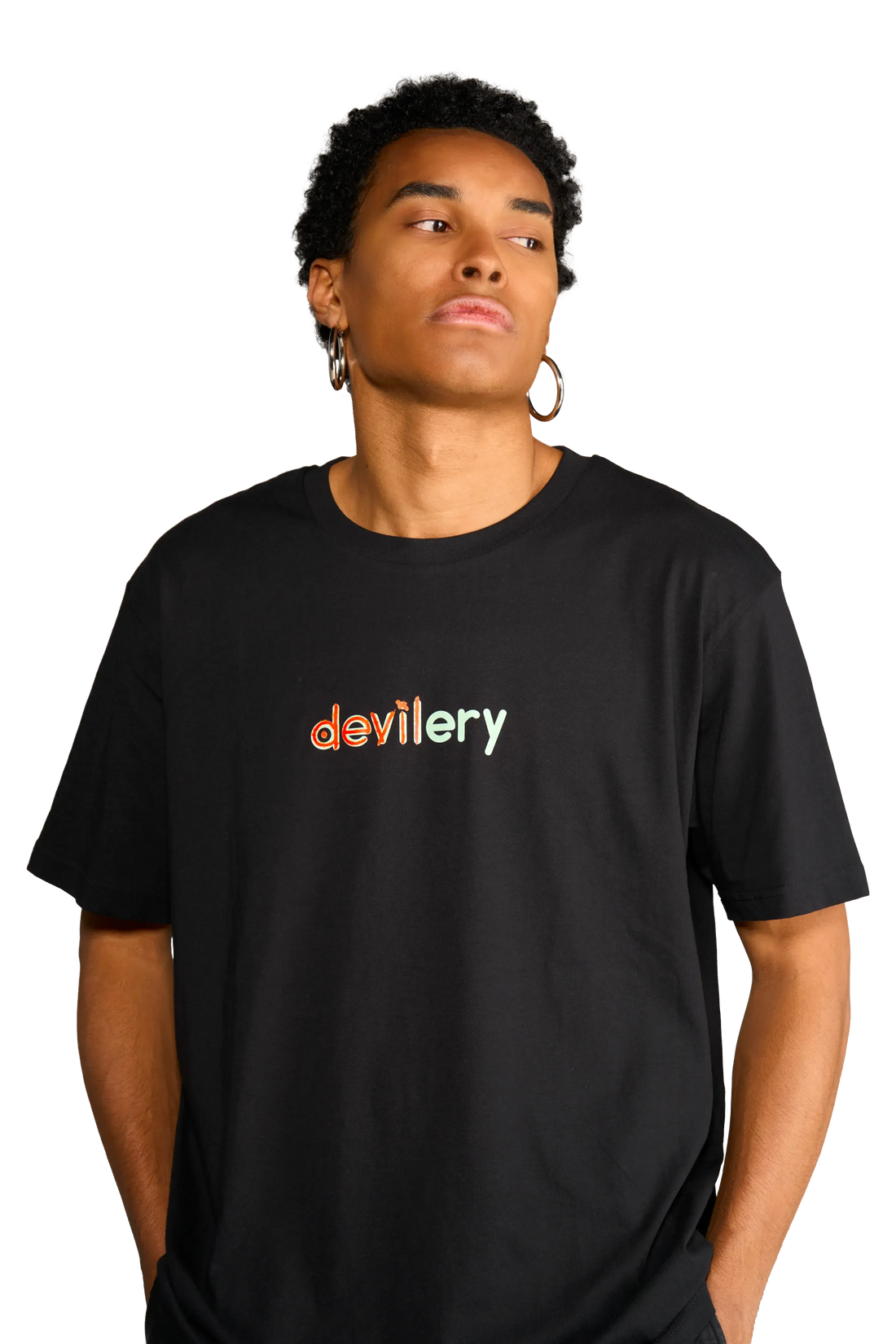 Dettaglio del Modello che indossa la t-shirt “Devilery” con scritta frontale sul petto