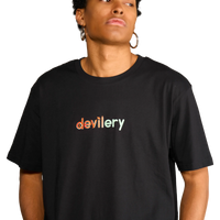 Dettaglio del Modello che indossa la t-shirt “Devilery” con scritta frontale sul petto
