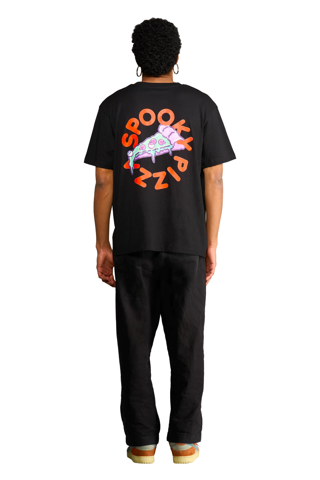 Modello che indossa la t-shirt “Devilery” con scritta frontale sul petto visto dal retro