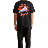 Modello che indossa la t-shirt “Devilery” con scritta frontale sul petto visto dal retro