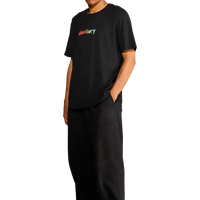 Modello che indossa la t-shirt “Devilery” con scritta frontale sul petto